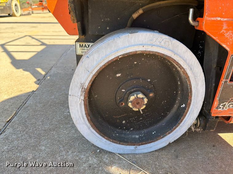 image for item DV7393 2018 JLG 1932R scissor lift