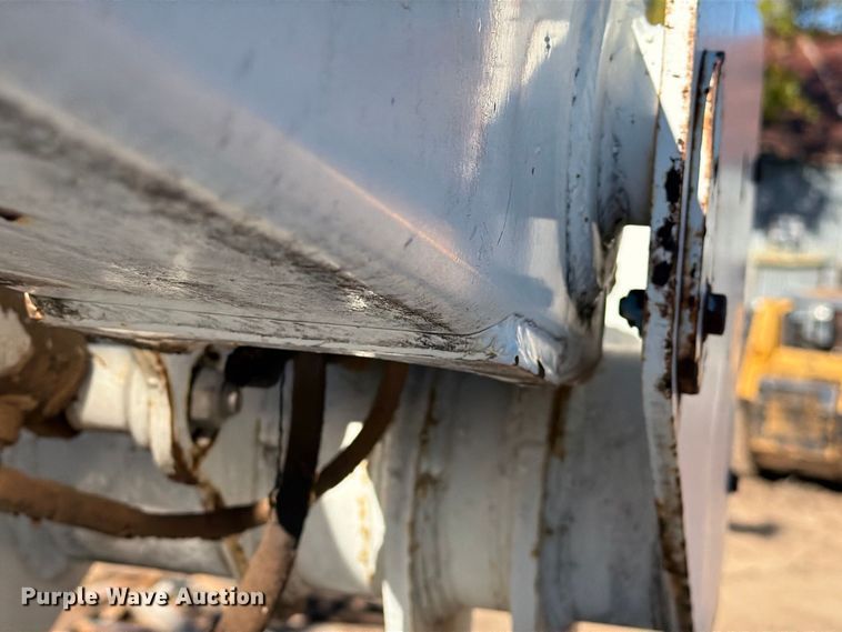 image for item DV8683 1999 Ford F450 bucket truck