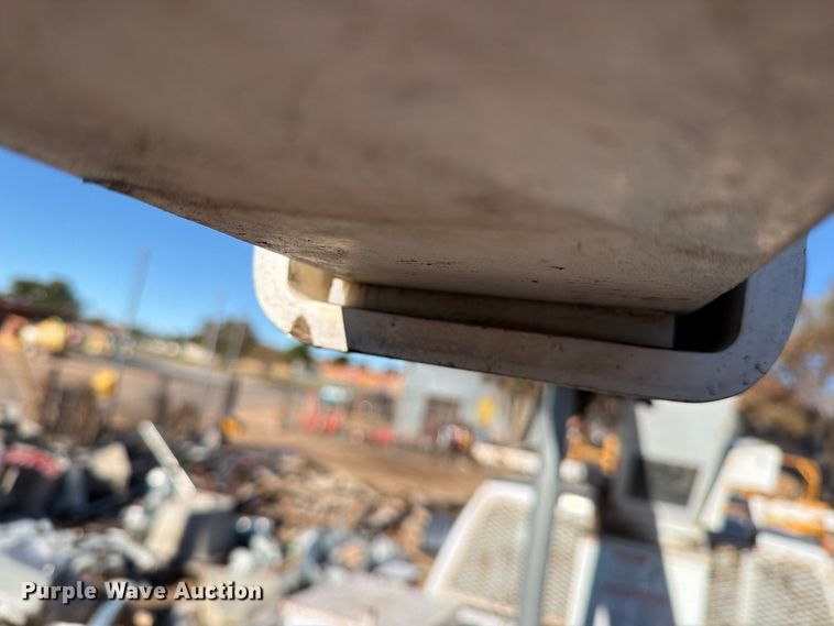 image for item DV8683 1999 Ford F450 bucket truck