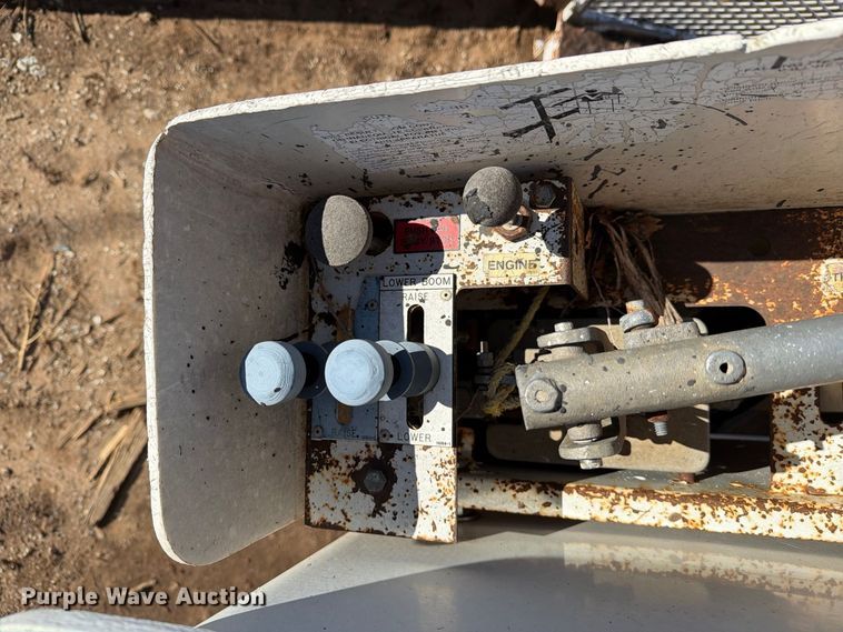 image for item DV8683 1999 Ford F450 bucket truck