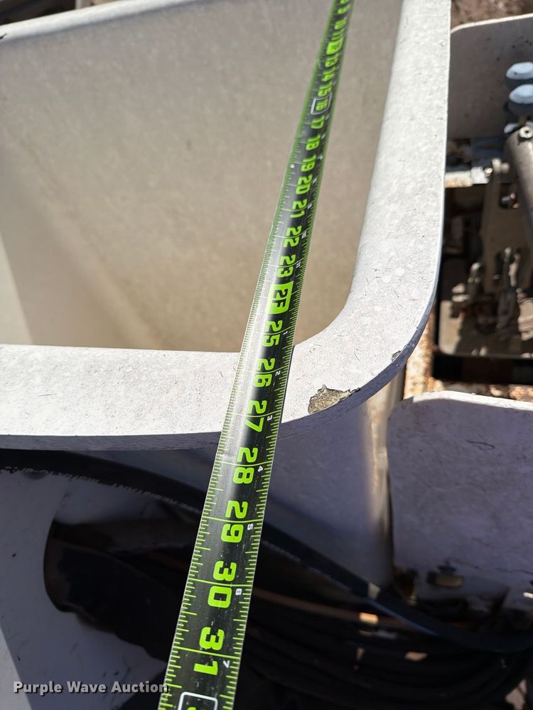 image for item DV8683 1999 Ford F450 bucket truck