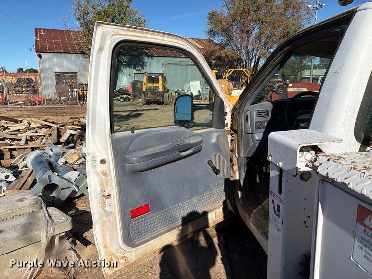 image for item DV8683 1999 Ford F450 bucket truck