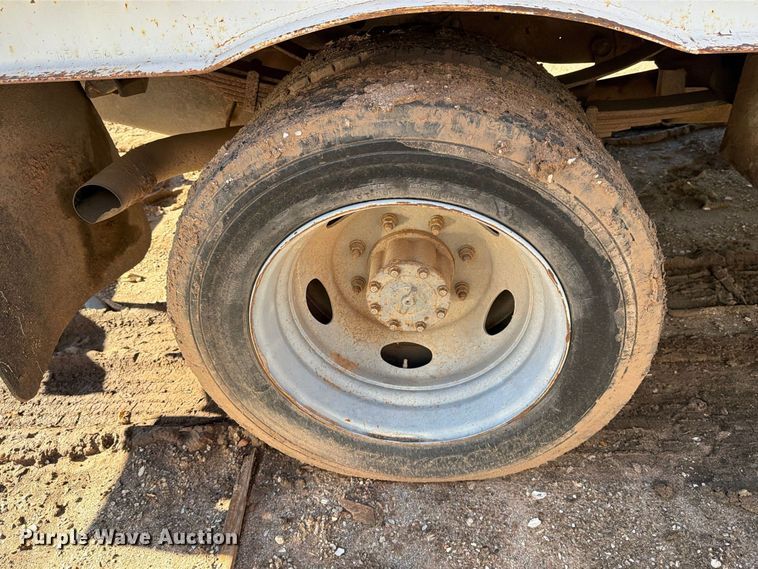 image for item DV8683 1999 Ford F450 bucket truck
