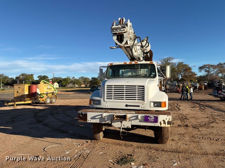 image for item DV8688 2001 International 4700 digger derrick truck