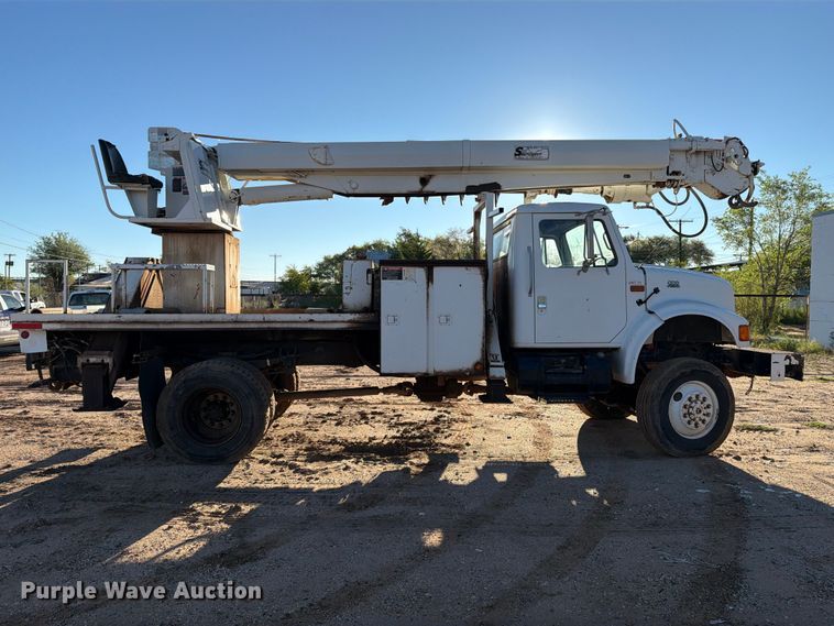 image for item DV8688 2001 International 4700 digger derrick truck