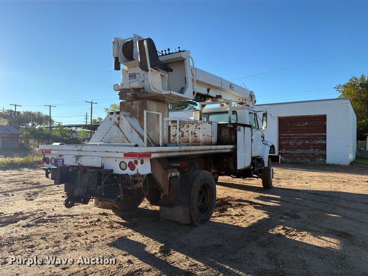 image for item DV8688 2001 International 4700 digger derrick truck