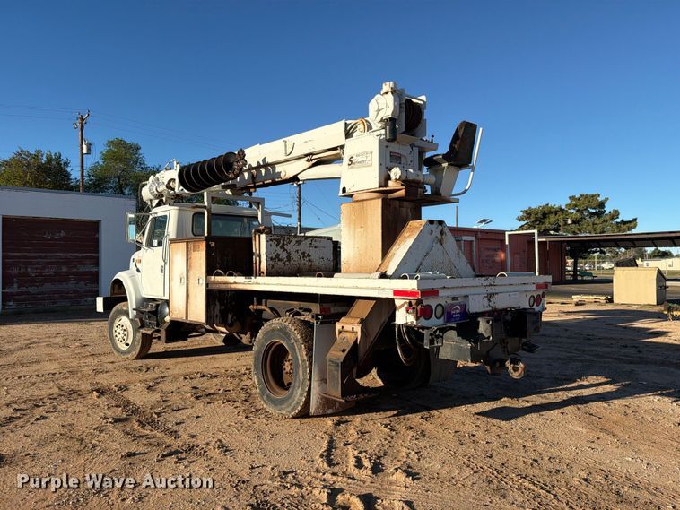image for item DV8688 2001 International 4700 digger derrick truck