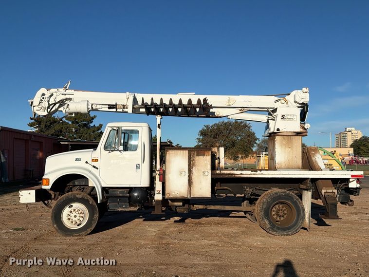image for item DV8688 2001 International 4700 digger derrick truck