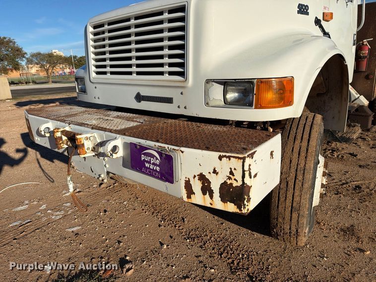 image for item DV8688 2001 International 4700 digger derrick truck