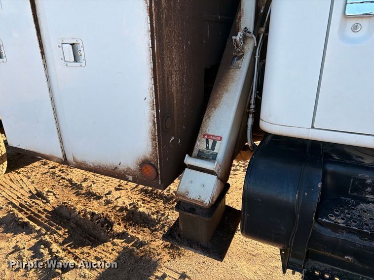 image for item DV8688 2001 International 4700 digger derrick truck