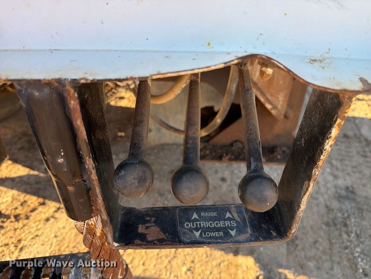 image for item DV8688 2001 International 4700 digger derrick truck