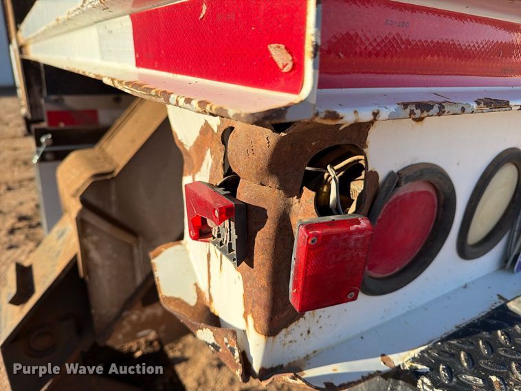 image for item DV8688 2001 International 4700 digger derrick truck