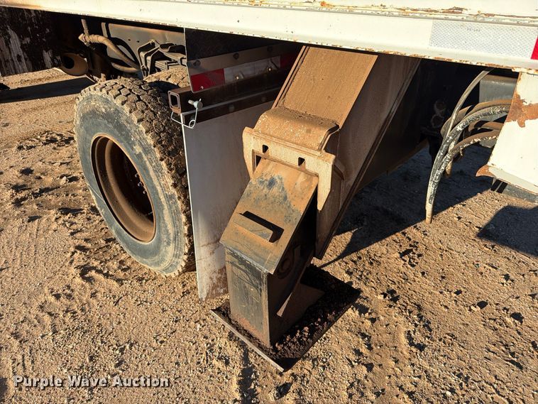 image for item DV8688 2001 International 4700 digger derrick truck