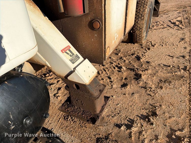image for item DV8688 2001 International 4700 digger derrick truck