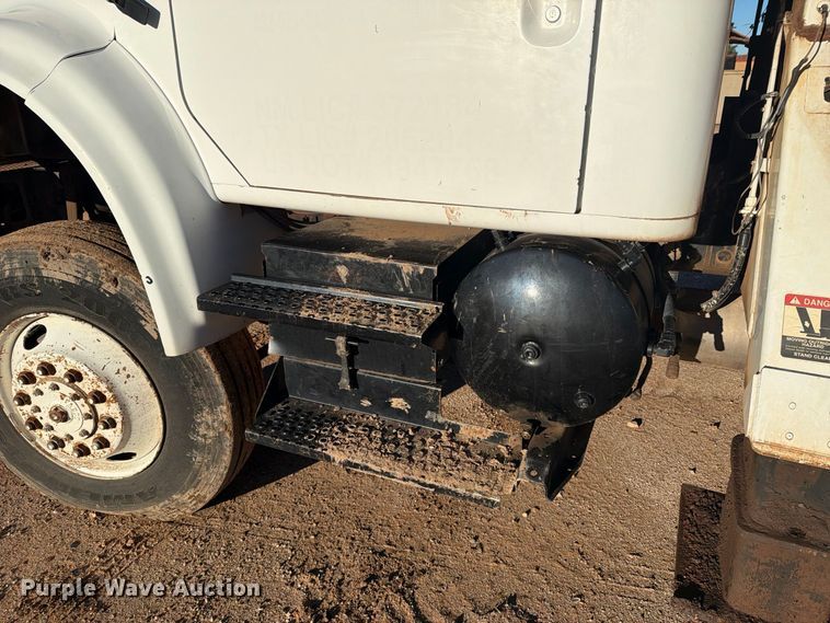 image for item DV8688 2001 International 4700 digger derrick truck