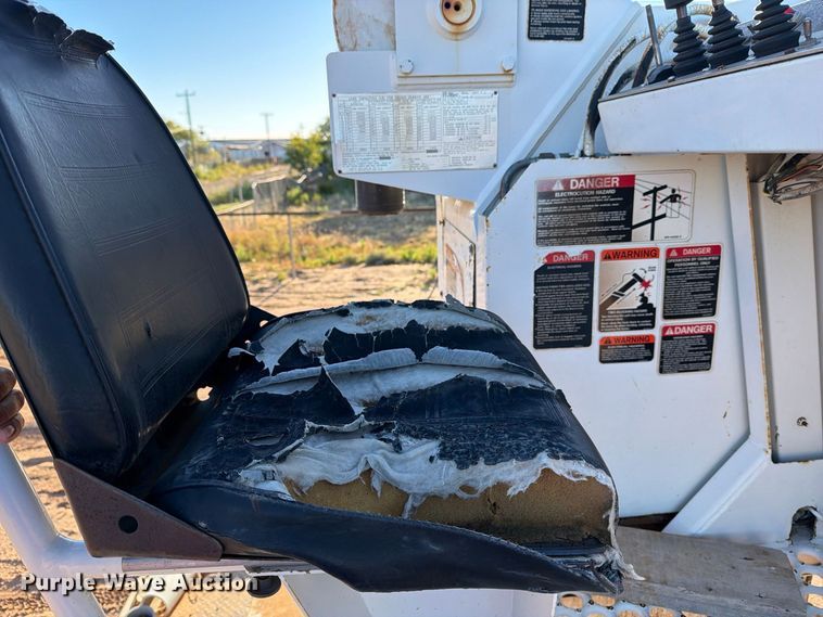 image for item DV8688 2001 International 4700 digger derrick truck