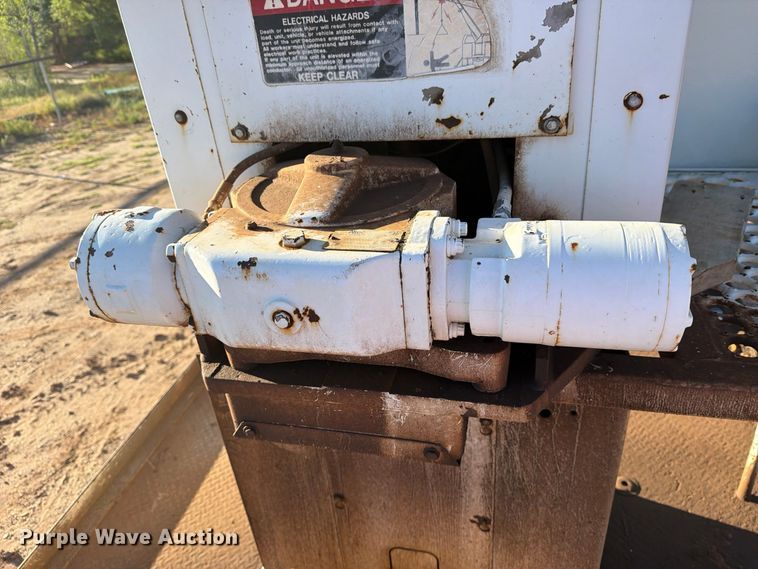 image for item DV8688 2001 International 4700 digger derrick truck