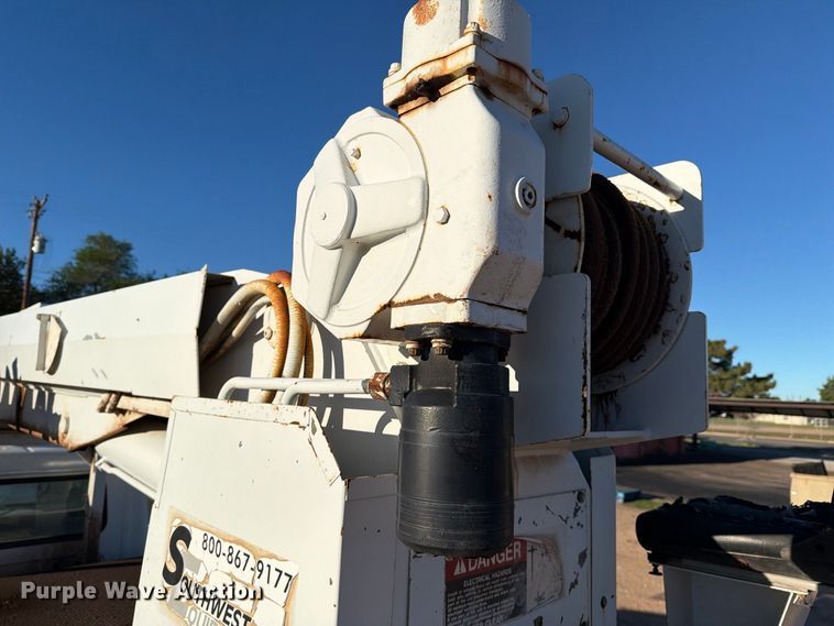 image for item DV8688 2001 International 4700 digger derrick truck