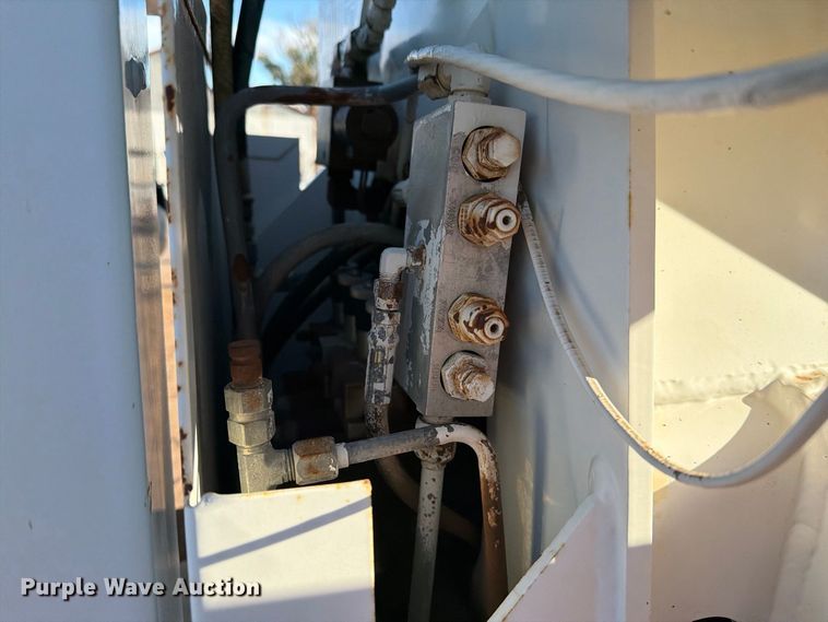 image for item DV8688 2001 International 4700 digger derrick truck