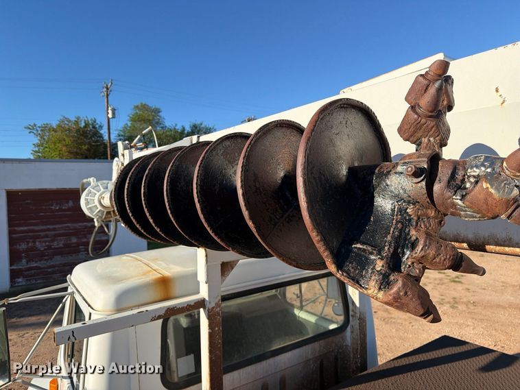 image for item DV8688 2001 International 4700 digger derrick truck