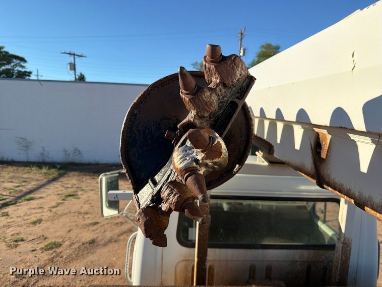 image for item DV8688 2001 International 4700 digger derrick truck