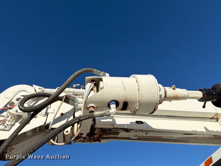 image for item DV8688 2001 International 4700 digger derrick truck