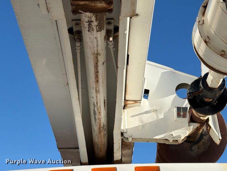 image for item DV8688 2001 International 4700 digger derrick truck