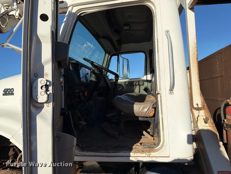 image for item DV8688 2001 International 4700 digger derrick truck