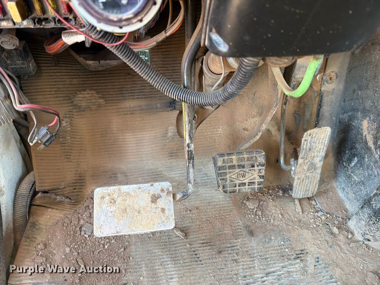 image for item DV8688 2001 International 4700 digger derrick truck