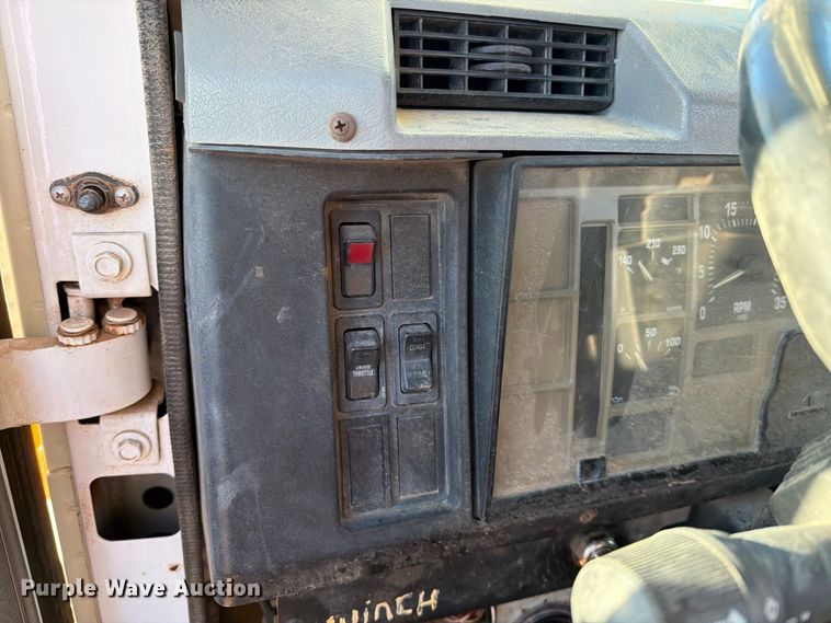image for item DV8688 2001 International 4700 digger derrick truck