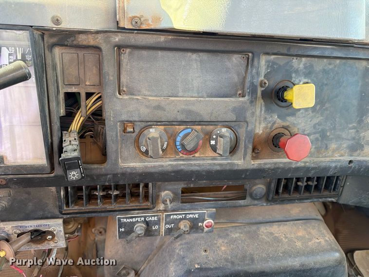 image for item DV8688 2001 International 4700 digger derrick truck