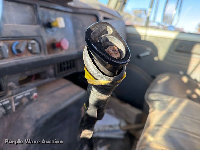 image for item DV8688 2001 International 4700 digger derrick truck