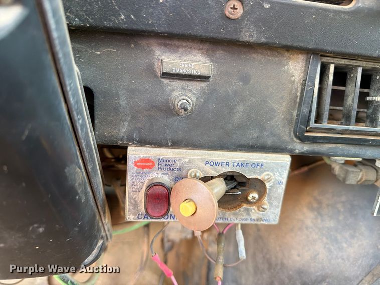 image for item DV8688 2001 International 4700 digger derrick truck