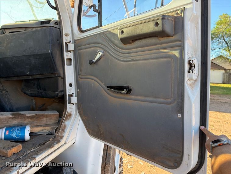 image for item DV8688 2001 International 4700 digger derrick truck