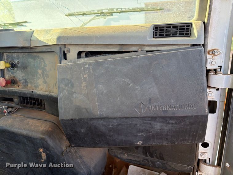 image for item DV8688 2001 International 4700 digger derrick truck