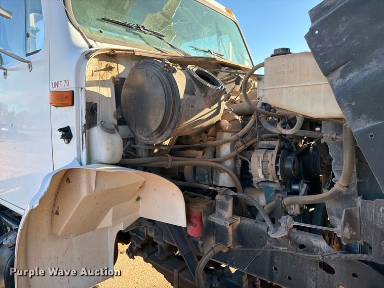 image for item DV8688 2001 International 4700 digger derrick truck