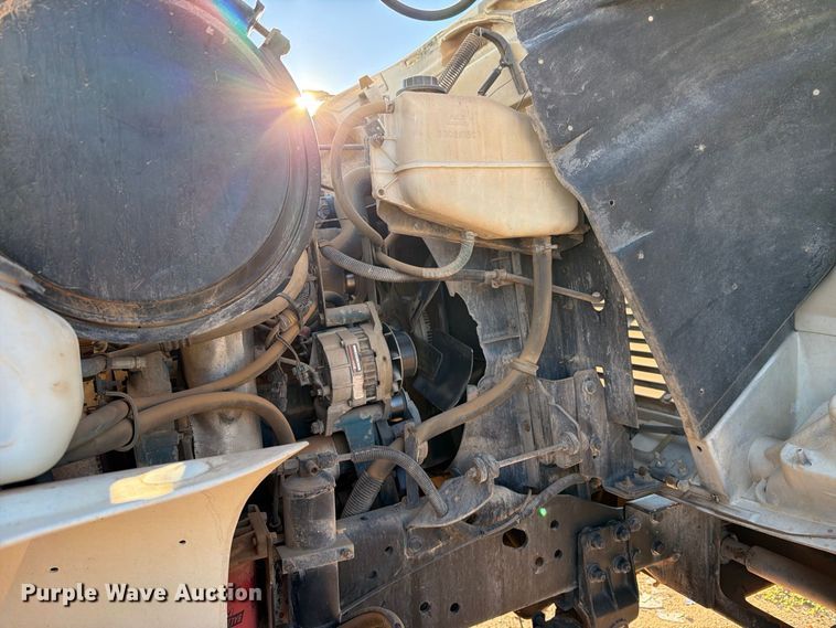 image for item DV8688 2001 International 4700 digger derrick truck