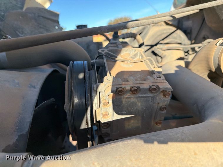 image for item DV8688 2001 International 4700 digger derrick truck