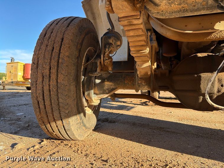 image for item DV8688 2001 International 4700 digger derrick truck