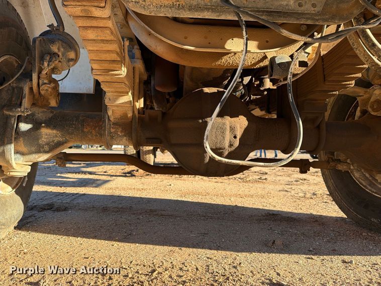 image for item DV8688 2001 International 4700 digger derrick truck