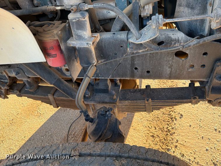 image for item DV8688 2001 International 4700 digger derrick truck