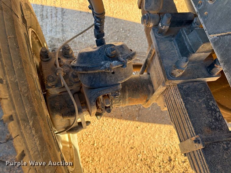 image for item DV8688 2001 International 4700 digger derrick truck