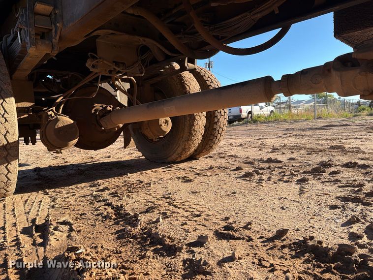 image for item DV8688 2001 International 4700 digger derrick truck