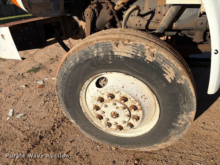 image for item DV8688 2001 International 4700 digger derrick truck