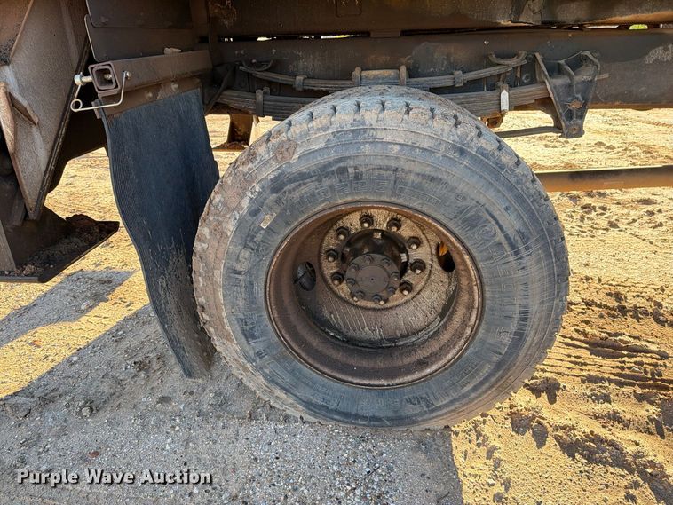 image for item DV8688 2001 International 4700 digger derrick truck