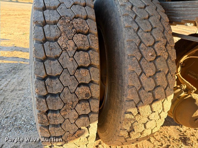 image for item DV8688 2001 International 4700 digger derrick truck