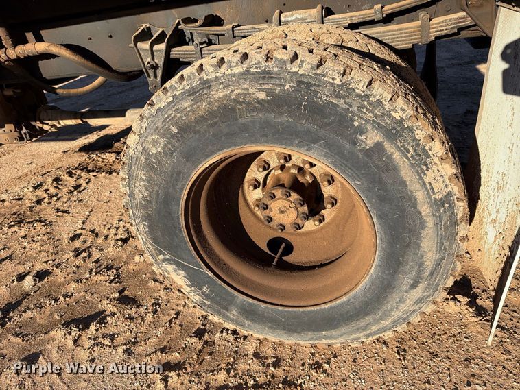 image for item DV8688 2001 International 4700 digger derrick truck