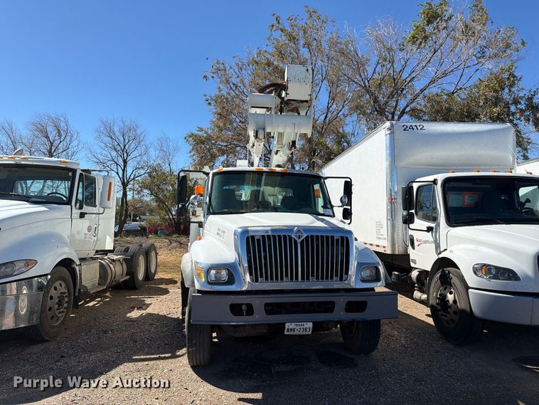 image for item DV8689 2006 International WorkStar 7300 bucket truck