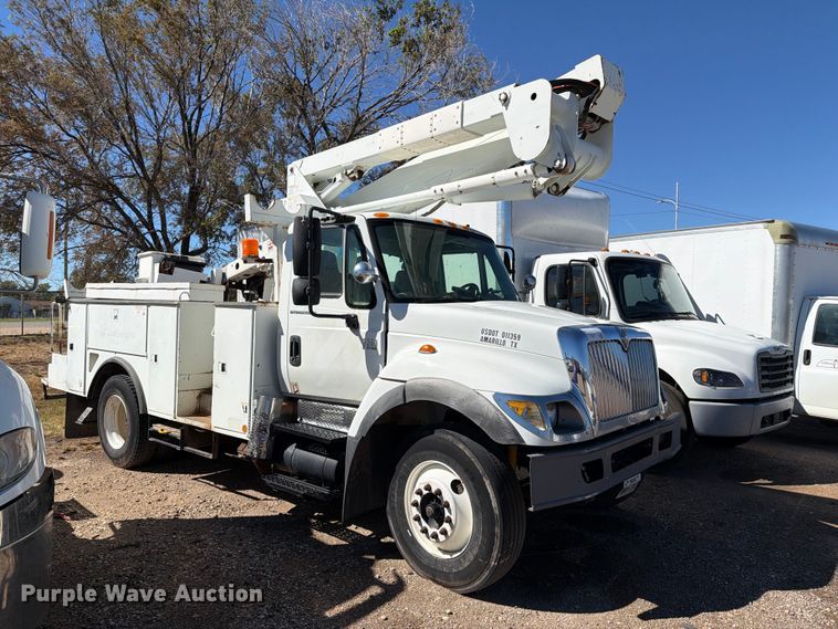image for item DV8689 2006 International WorkStar 7300 bucket truck