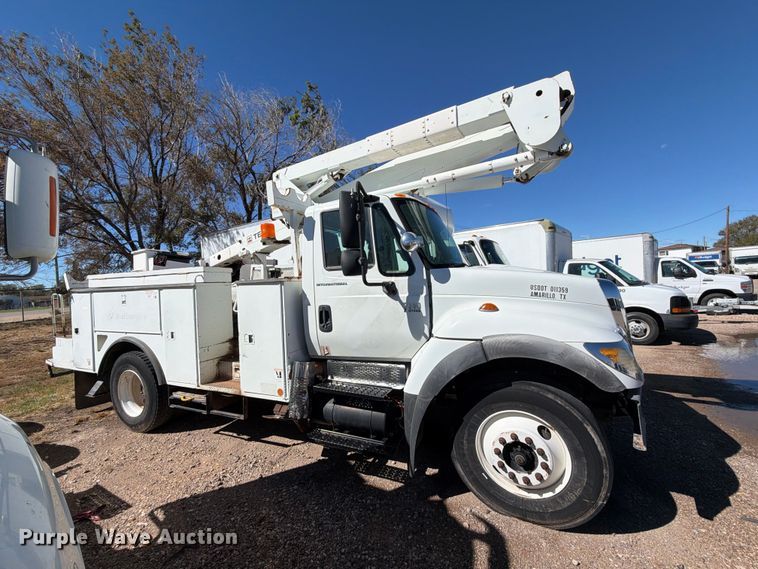 image for item DV8689 2006 International WorkStar 7300 bucket truck